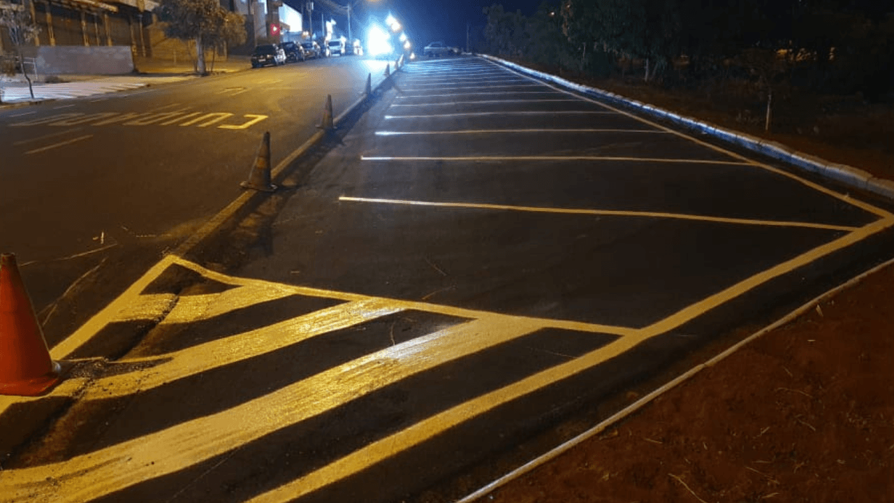 Avenida José Piedade ganha bolsão de estacionamento 