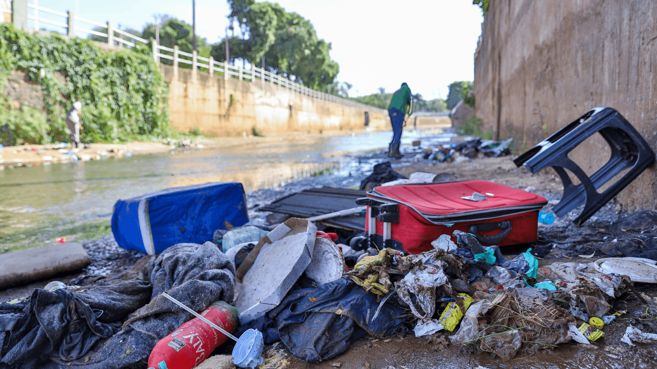 Equipes da Prefeitura limpam calha do rio Preto